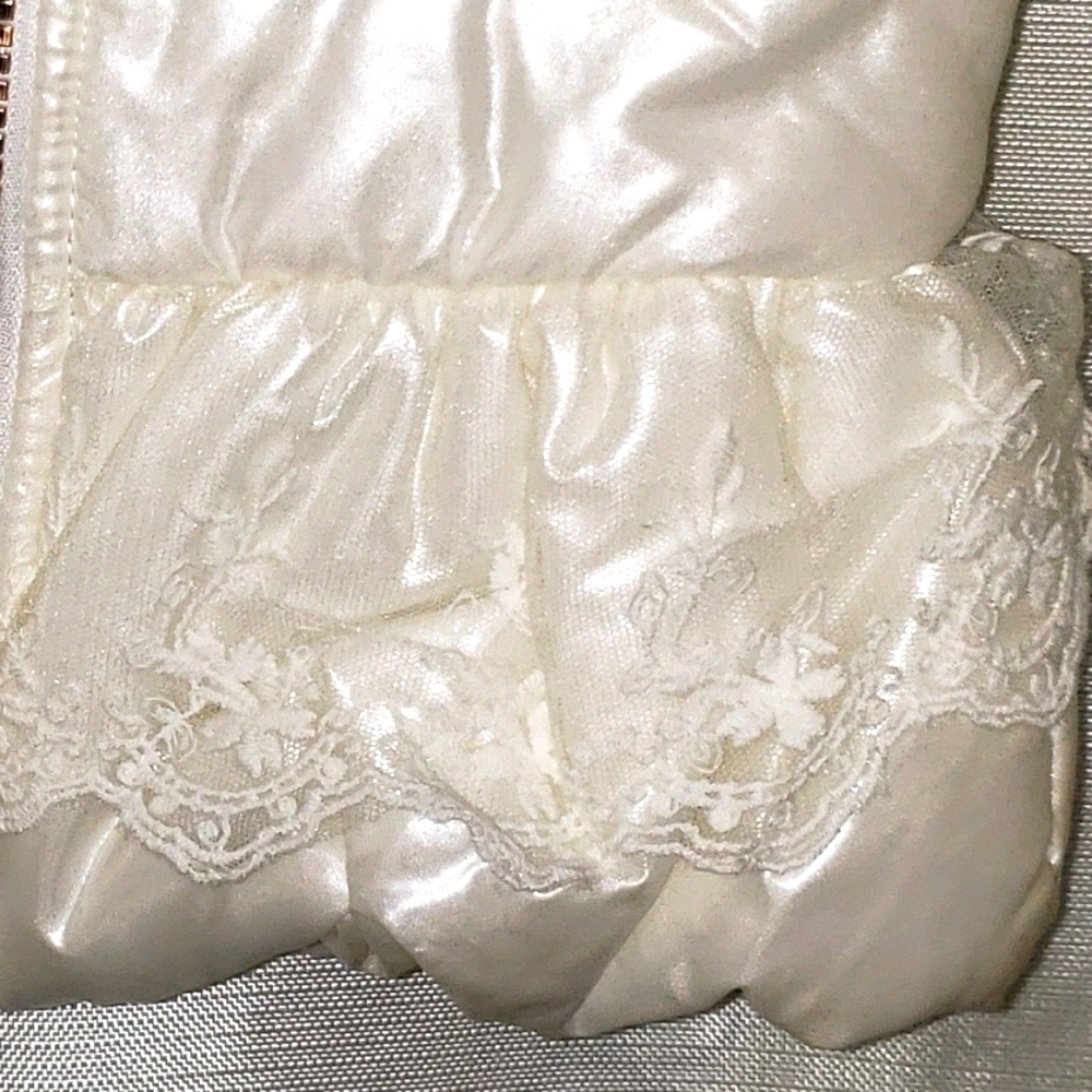 Toddler bubble white vest with lace